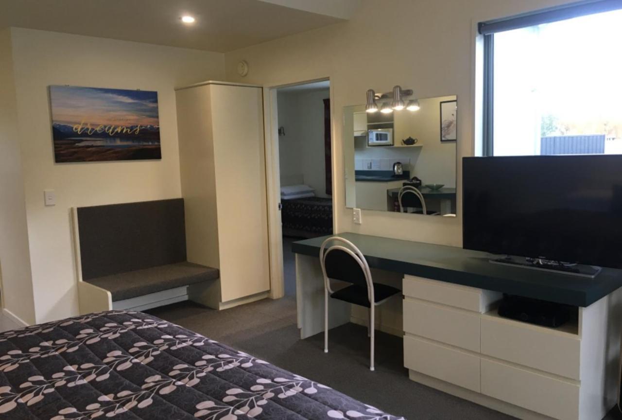 Colonial Manor Motel ครอมเวลล์ ภายนอก รูปภาพ